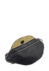 Sac en cuir noir avec une finition texturée, fermeture éclair et un intérieur jaune à motifs. Il présente une forme courbée et des accessoires en argent.