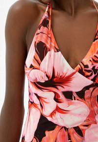 Abito alla moda con stampa floreale caratterizzato da colori vivaci come il rosa, il rosso e il nero. Tessuto morbido con scollatura a V e dettaglio sul busto a arricciatura.