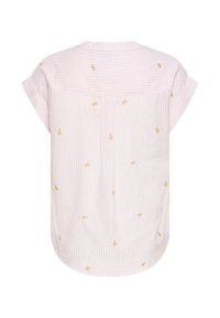 Blouse rose clair à manches courtes avec des rayures verticales subtiles et des petits motifs de fruits orange dispersés sur un tissu léger.