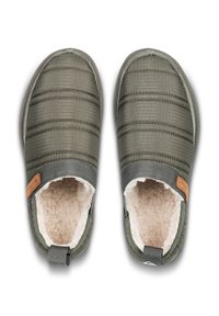 Pantofole grigie trapuntate con un morbido rivestimento color crema, pannelli laterali elasticizzati e un piccolo accento in pelle marrone all'esterno.
