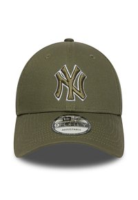 Olívazöld baseballsapka állítható pánttal, elöl hímezett fehér és olívazöld logóval. Ragasztott korona és ívelt napellenző.