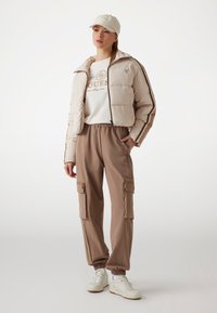Guess BANDES CONTRASTÉES - Giacca invernale - beige multi
