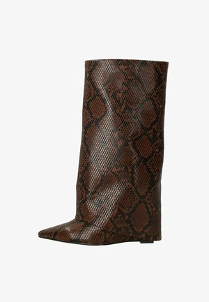 Bottine à talon haut avec bout pointu en motif serpent marron et noir, longueur mi-mollet, texture lisse et semelle plate.