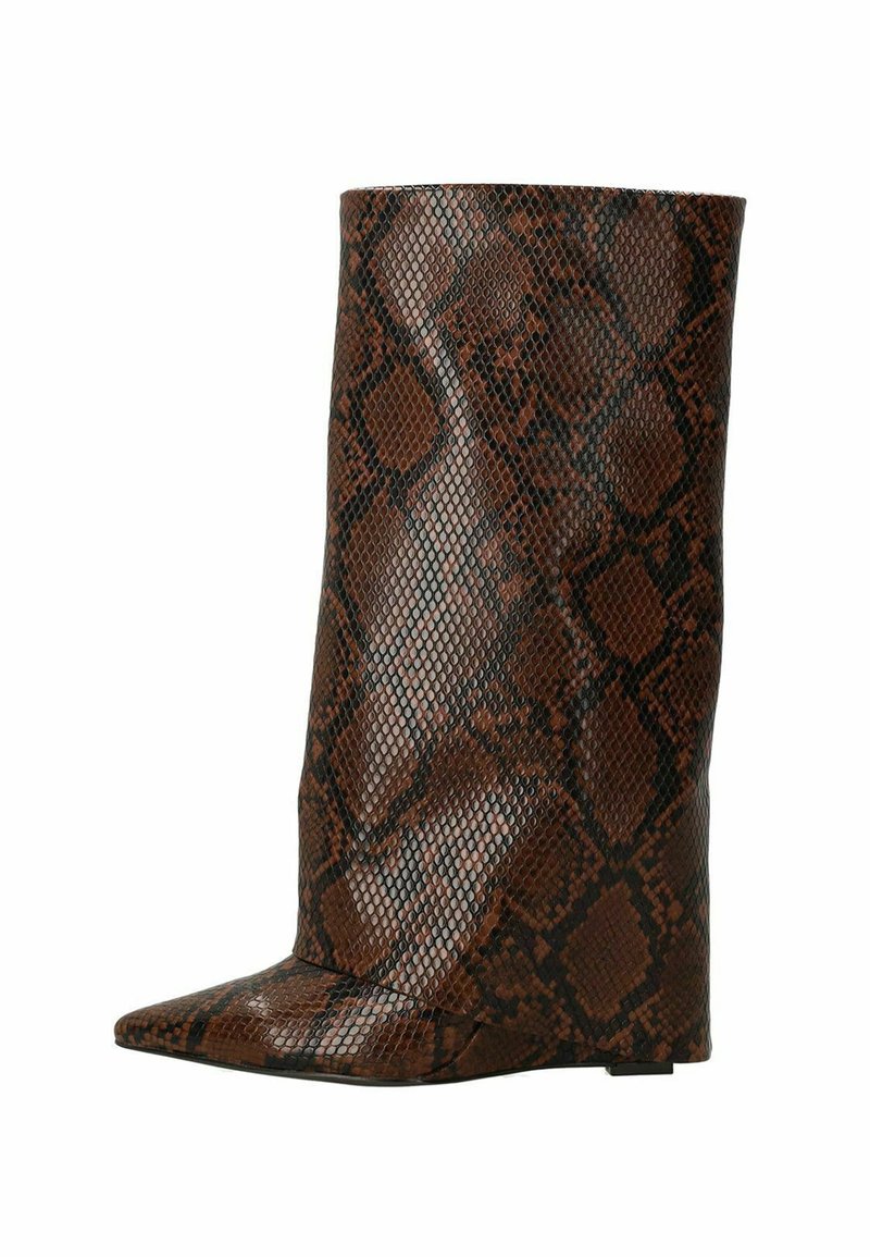 Hakkenlaars met spitse neus in bruin en zwart slangenleerpatroon, midi-laars lengte, gladde textuur en platte zool.