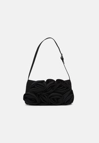 Borsa nera con tracolla regolabile, decorata con grandi rose di tessuto piegate sulla parte anteriore, su uno sfondo bianco.