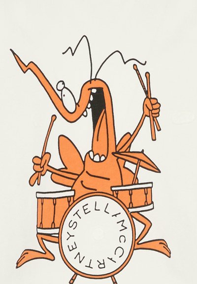 Personaggio dei cartoni animati, arancione, che suona la batteria con delle bacchette, con braccia e gambe allungate, bocca larga e occhi espressivi, con la scritta "STELLAMC" sulla grancassa.