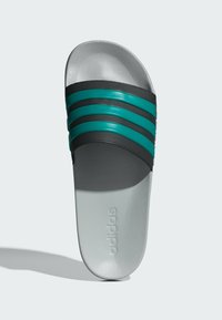 Sandály Adidas na klínku s šedým texturovaným stélkou, tmavými popruhy a třemi tyrkysovými pruhy na svršku. Jméno značky vyražené na podrážce.