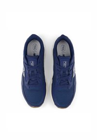 Blå nätlöparskor med snörning, utrustade med en vadderad vit sula och en texturerad ovandel. Inkluderar en logotyp på sidan och vadderingsdetaljer.