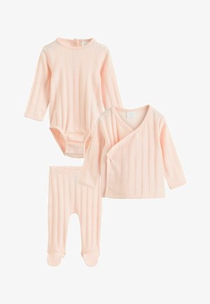 Weiches rosa geripptes Baby-Set mit langärmligem Body, Wickeloberteil und Fußhose aus passendem strukturiertem Stoff.