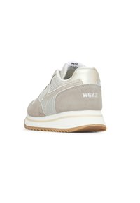 Sneaker beige e bianco con pannelli in suede e rete, suola in gomma rigata e branding "W6YZ" sul tallone e sull'etichetta interna.