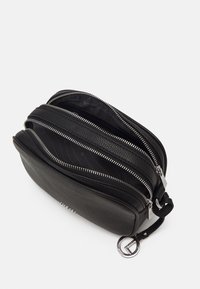 Borsa a tracolla in pelle nera con diversi scomparti con cerniera e hardware argentato. Esterno testurizzato con fodera interna liscia.