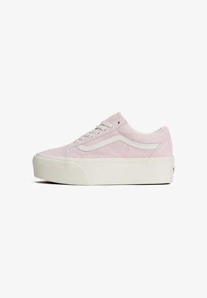 Zapatilla deportiva de ante rosa con plataforma baja, raya lateral blanca, cordones blancos y suela gruesa de color blanco roto sobre fondo blanco.