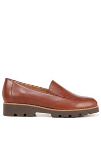 Scarpa slip-on in pelle marrone con punta arrotondata, interno imbottito e suola in gomma spessa e testurizzata. Dettagli di cucitura minima lungo il bordo.