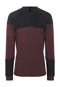 T-shirt de sport à manches longues en bordeaux foncé et noir avec un panneau perforé dans la partie supérieure du dos et des poignets avec trou pour le pouce, vu de dos.