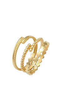 Juego de tres anillos de oro con diferentes diseños: una cuerda retorcida, cuentas esféricas y patrones ondulados. Fabricados en metal brillante.