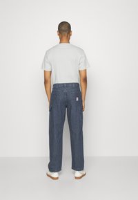 Wrangler CASEY CARPENTER - Avar lõikega teksad - dark blue