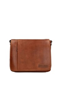 Borsa a tracolla in pelle marrone con una texture liscia, chiusura a patta e logo impresso. Presenta una tasca laterale con zip e una tracolla regolabile.
