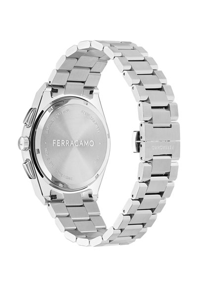 Srebrni ručni sat Ferragamo od nehrđajućeg čelika s povezanim narukvicama, prikazuje stražnju stranu kućišta ugraviranu s detaljima brenda i materijala.