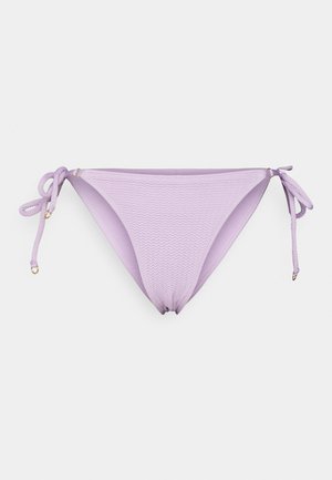 Parte inferior de bikini lilás com tecido texturizado, laços laterais ajustáveis e detalhes em dourado. Apresenta uma forma ligeiramente franzida para um ajuste perfeito.