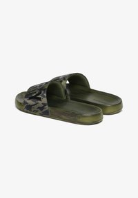 Groene camouflage slidesandalen met open tenen, een gestructureerde zool en een gladde bovenband met een subtiele logo-detail.