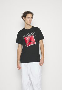 Jordan BRAND CREW - Camiseta estampada - black/gym red