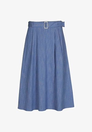 Jupe en denim bleu avec une taille cintrée et une ceinture, présentant des plis qui créent une forme fluide. Texture lisse, design simple, sans motifs.