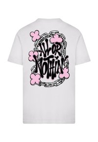 Hvid t-shirt med et grafisk design på ryggen, der har pink blomsterformer og en kædeomrids omkring teksten "ALL OR NOTHING" i sort.