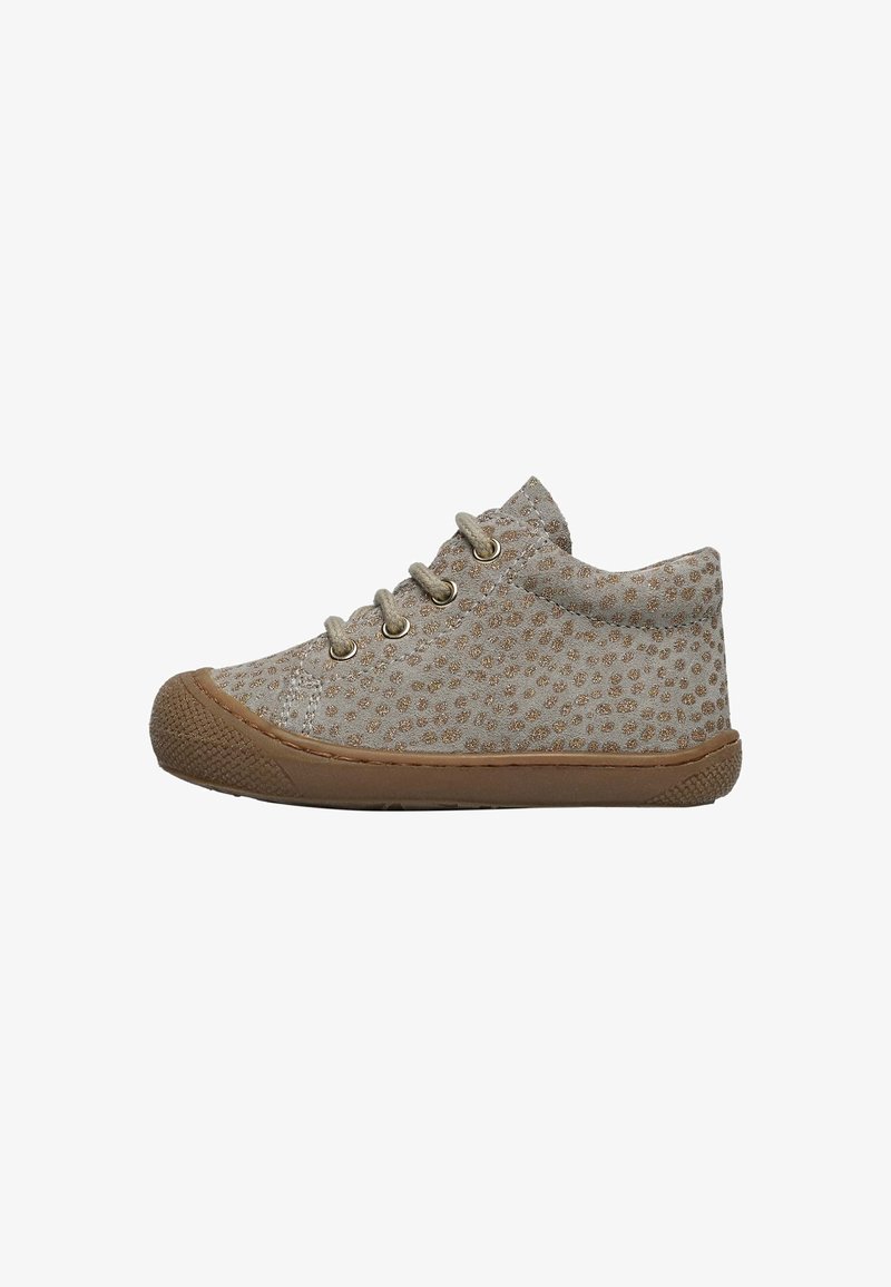 Chaussure pour tout-petit marron clair avec semelle en caoutchouc texturée et motif à pois dorés, avec quatre œillets pour lacets et un col matelassé autour de la cheville.