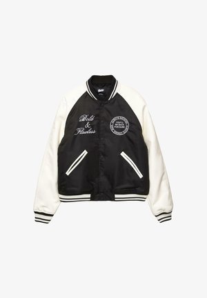Giacca bomber in bianco e nero con finitura satinata, presenta la scritta ricamata "Bold & Flawless" e una toppa circolare con testo aggiuntivo.