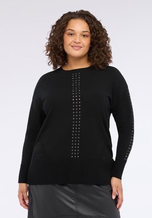 Schwarzer Stricksweater mit geripptem Textur, verlängerten Ärmeln und silbernen Nieten, die entlang der Vorderseite und an den Ärmeln angeordnet sind.