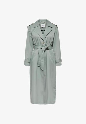 Světlé šedý trenčkot s pásem, širokými klopami, ramenními epolety, zapínáním na knoflíky a dlouhými rukávy s pásky na manžetách.