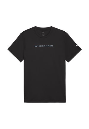 Sort atletisk t-shirt med teksten "DON'T LOOK BACK" og "PR CLUB" i lys blå, samt et lille logo på ærmet.