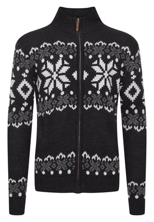 Melnā adīta kardigāna ar augstu apkakli, pilnu rāvējslēdzēju un baltu sniega pārslu rakstu, ar pelēkiem akcentiem un ribotām piedurknēm un apakšmalu.