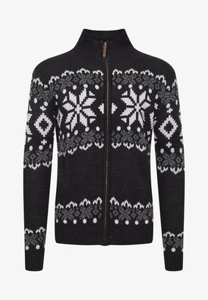 Melnā adīta kardigāna ar augstu apkakli, pilnu rāvējslēdzēju un baltu sniega pārslu rakstu, ar pelēkiem akcentiem un ribotām piedurknēm un apakšmalu.