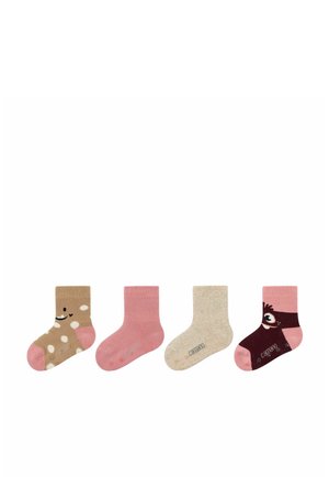 Fire småbørnssokker i beige, pink og brun; en har hvide prikker og et smilende ansigt, en anden har et mørkebrunt dyreansigt.