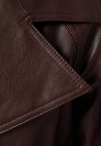 Bershka Trenchcoat - bordeaux