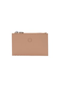 Cartera de cuero color durazno con cierre de cremallera, forma rectangular y detalle de círculo grabado en la parte frontal. Textura suave y diseño minimalista.