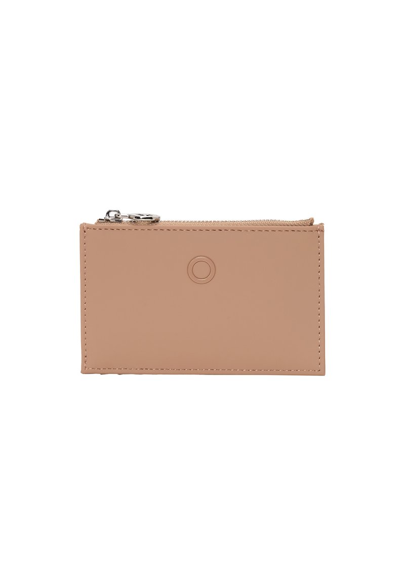 Cartera de cuero color durazno con cierre de cremallera, forma rectangular y detalle de círculo grabado en la parte frontal. Textura suave y diseño minimalista.