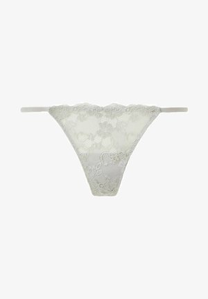 Valkoinen pitsinen stringi, jossa on kukkakuvio, ohut elastinen hihna ja puolisi läpinäkyvä pinta. Suunniteltu kolmion muotoiseksi.