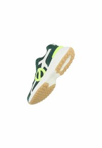 Baskets en suède vert et mesh avec des accents blancs, des touches jaunes et une semelle en caoutchouc texturée avec des motifs en grip circulaires.
