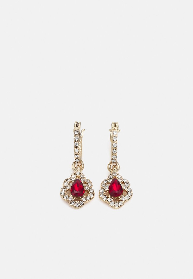 Boucles d'oreilles ton or avec pierres précieuses rouges en forme de goutte entourées de cristaux clairs, avec des fermoirs créoles ornés de cristaux.