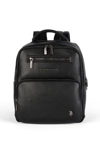 Svart U.S. Polo Assn. ryggsäck med flera zip-fickor och silverfärgad logotyp på framfickan, tillverkad i texturerat syntetläder.