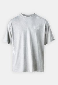 Camiseta de algodón gris con mangas cortas, cuello redondo y diseños impresos en el frente y en la manga. Textura suave, corte relajado.