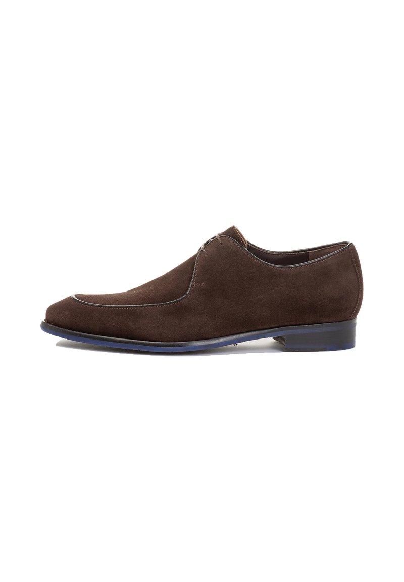 Scarpa in suede marrone con punta arrotondata, caratterizzata da una sottile cucitura bianca a contrasto lungo il bordo superiore e un tacco solido e basso.