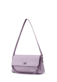 Borsa a tracolla in pelle viola con finitura testurizzata, una sola tracolla e dettagli in catena. Caratterizzata da una chiusura a patta e un accento metallico con logo.