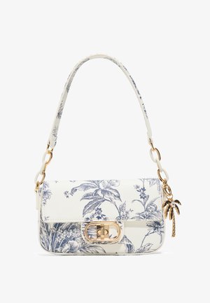 Bolso blanco con estampado floral azul, cierre dorado, adornos de eslabones blancos y un charm dorado de palmera en la correa.