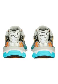 Scarpe sportive con una tomaia in rete silver e nera, suola turchese, accenti arancioni e un design distintivo del tallone con logo.