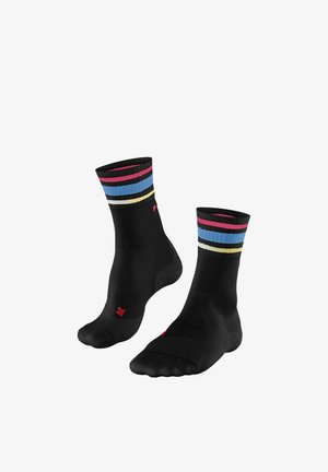 Schwarze Knöchelsocken mit roten Zehenmarkierungen und mehrfarbigen Streifen in Pink, Blau, Weiß und Gelb am Bündchen.