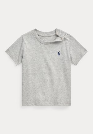 T-shirt gris clair à manches courtes pour tout-petit avec deux boutons-pression sur l'épaule gauche et petit logo bleu marine brodé sur la poitrine.