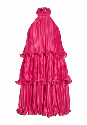 Lyserød lagdelt plisseret halterneck-kjole med flæsekant, flydende stof og lagdelt design, vist på hvid baggrund.